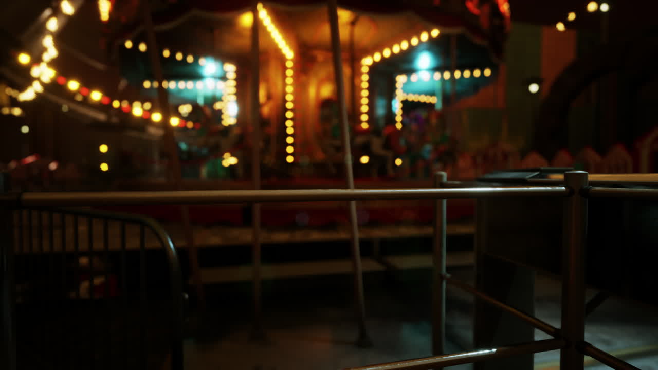 밤 에 버려진 놀이 공원 은  비어 있는 카루셀 과 희미 한 조명 들 을 가지고 있다