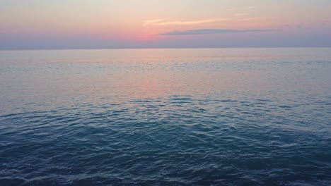 Rompiendo-La-Ola-Del-Mar-Y-La-Vista-De-Drones-Del-Paisaje-Marino-Al-Atardecer