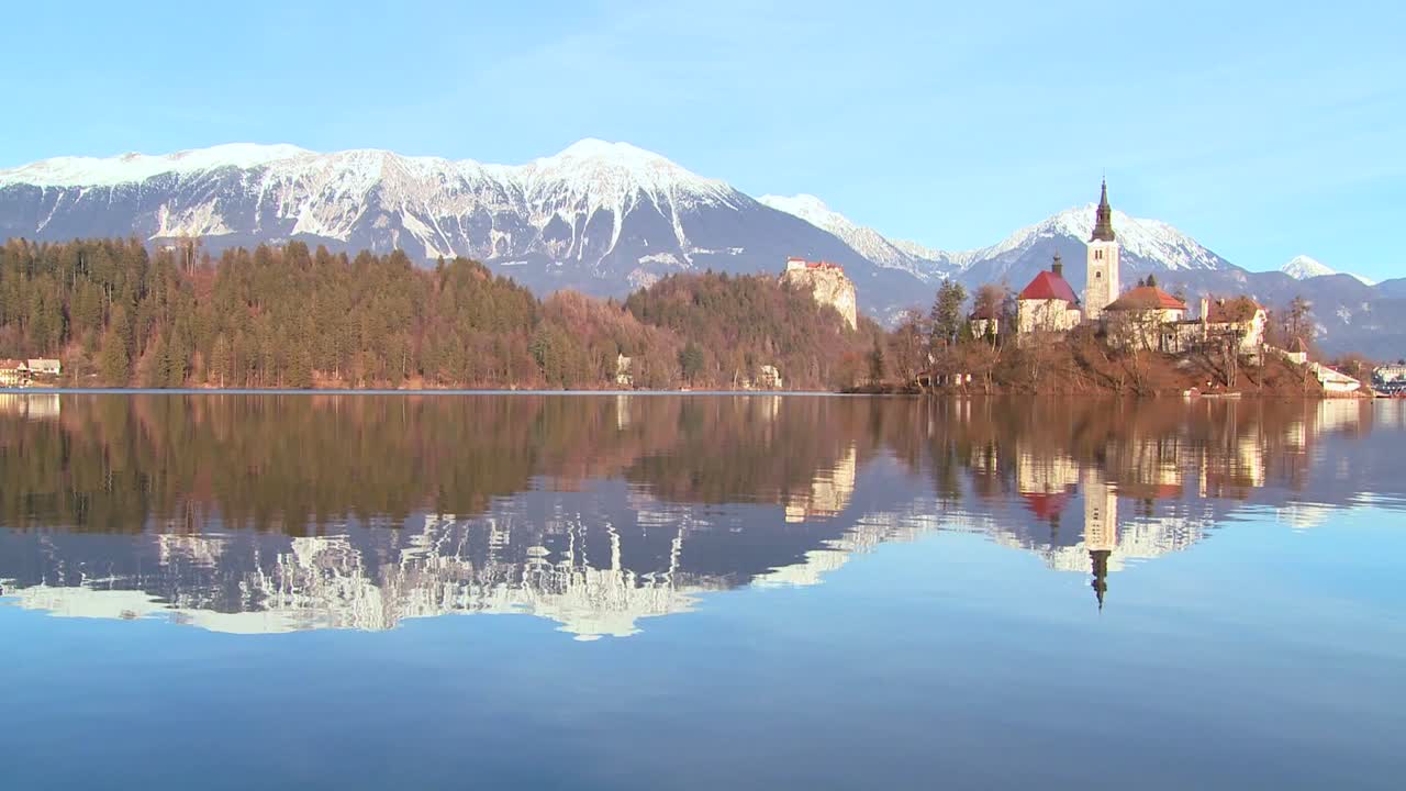 블 레드 호수 슬로베니아 2의 섬에 교회가 서 있습니다.