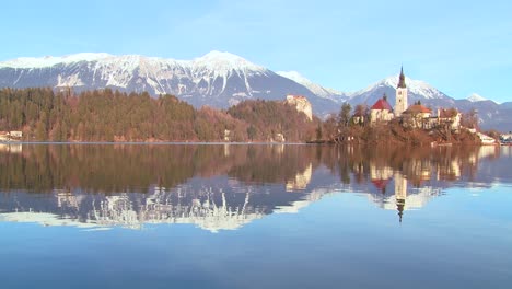 Una-Iglesia-Se-Encuentra-En-Una-Isla-En-El-Lago-Bled-Eslovenia-2