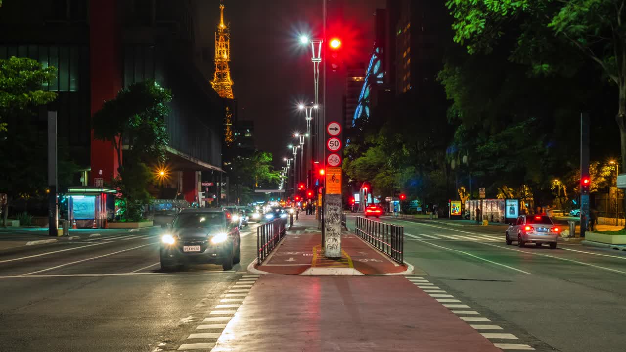 vista nocturna del tráfico en la hora pico en la avenida paulista en sao paulo, brasil
