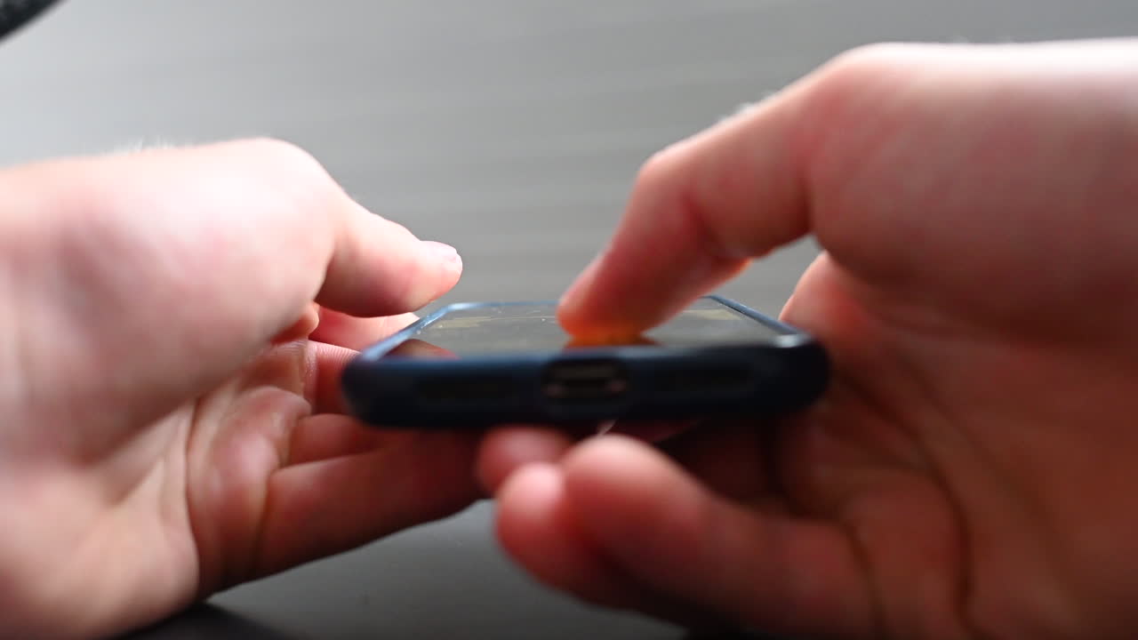 비디오를 보기 전에 소셜 미디어에서 어린 스크롤을 내리고 도파민 히트로 화면 뒤에서 시간을 낭비합니다.