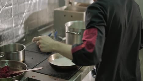 chef preparando ensalada césar en una cocina profesional