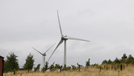 las turbinas eólicas que giran en dunkeld, escocia