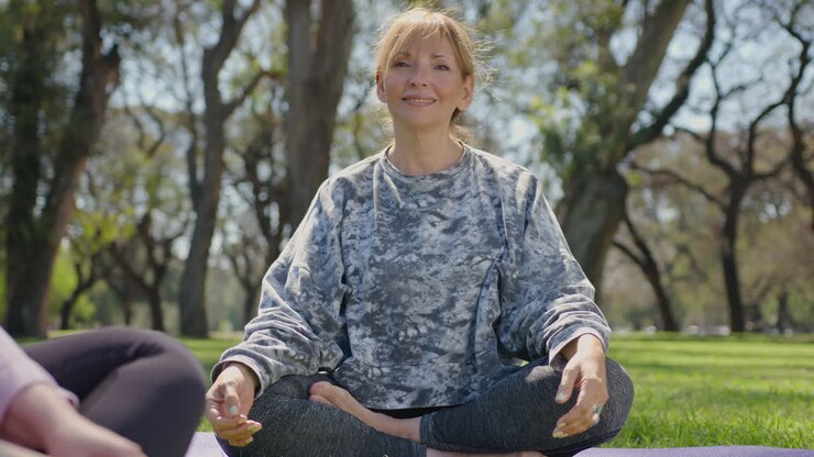 donna che medita in un parco