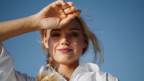 Sonniger-Model-Portrait-Himmelhintergrund.-Lächelndes-Mädchen-Blickt-Mit-Der-Kamera-Auf-Die-Windige-Natur