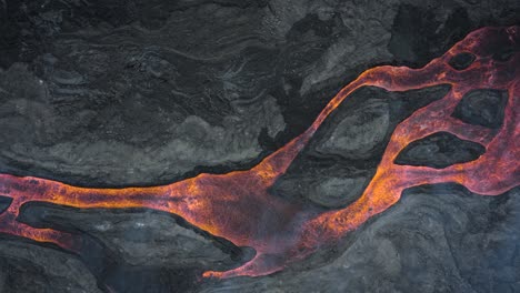 toma de arriba hacia abajo de los arroyos de lava de la cumbre vieja en la palma