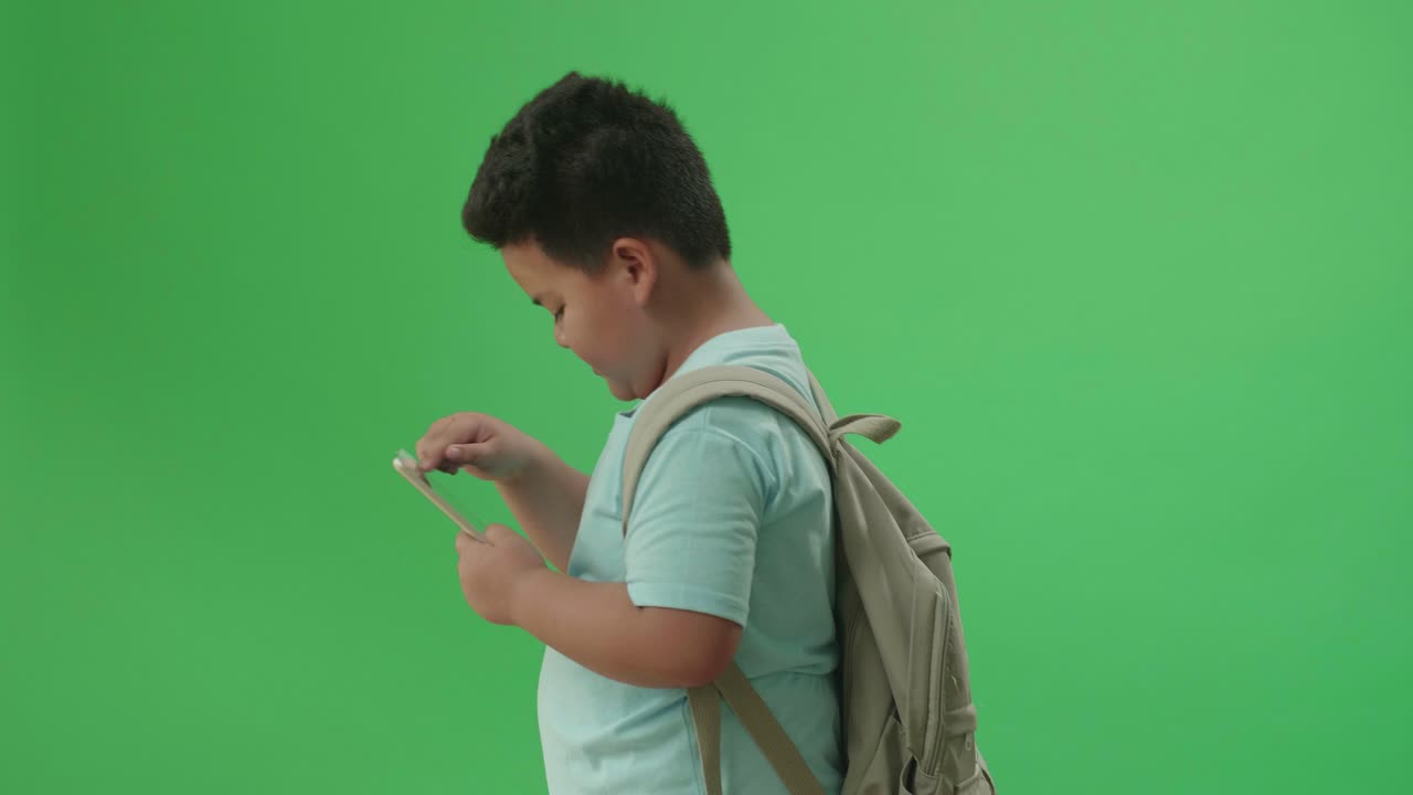 태블릿을 사용하는 소년