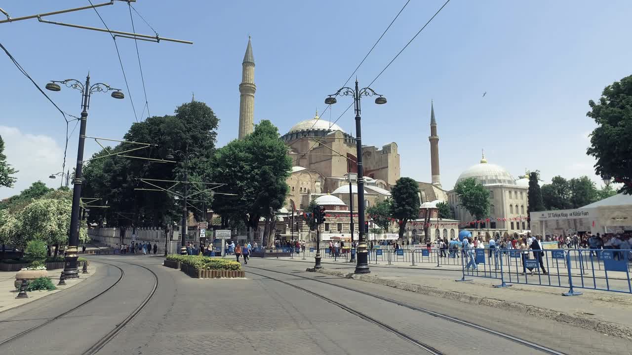 el metro de estambul es una red ferroviaria de tránsito rápido que sirve a la ciudad. el sistema consta de seis líneas