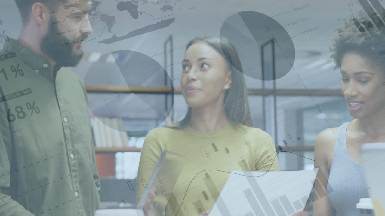 animación del procesamiento de datos financieros sobre diversas personas de negocios en la oficina