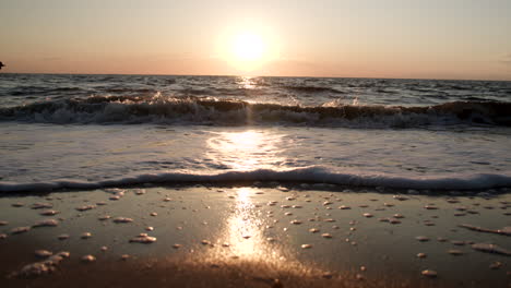 Puesta-De-Sol-Brillante-Sobre-Olas-Espumosas-En-Cámara-Lenta