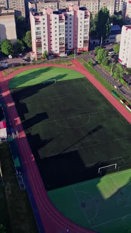 con edificios en la calle en una pequeña ciudad con campo de fútbol vacío