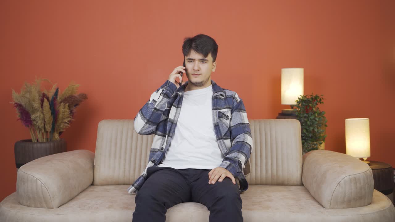 나쁜 소식을 듣는 사람은 충격을 받습니다.