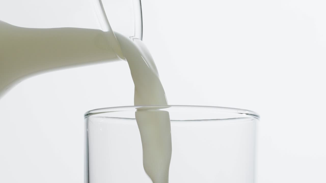 유리잔에 우유를 붓는다