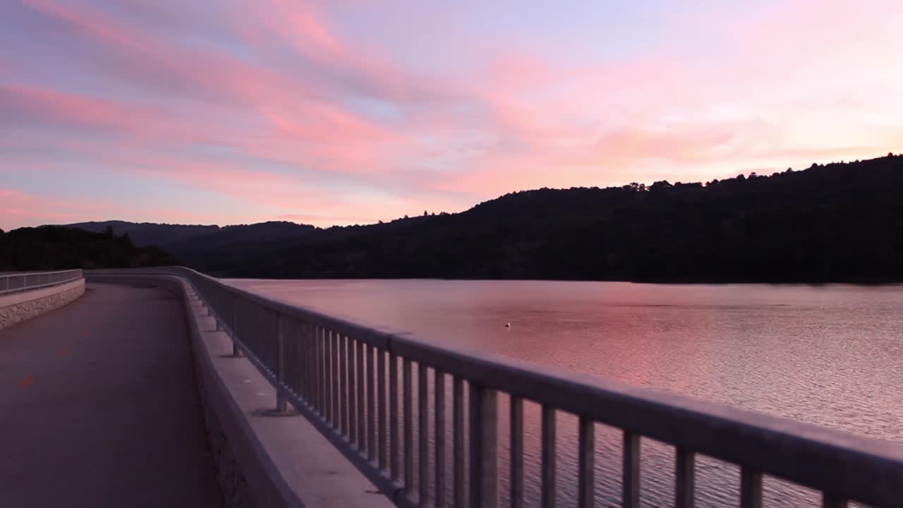 Tramonto invernale in California su pista ciclabile e pedonale