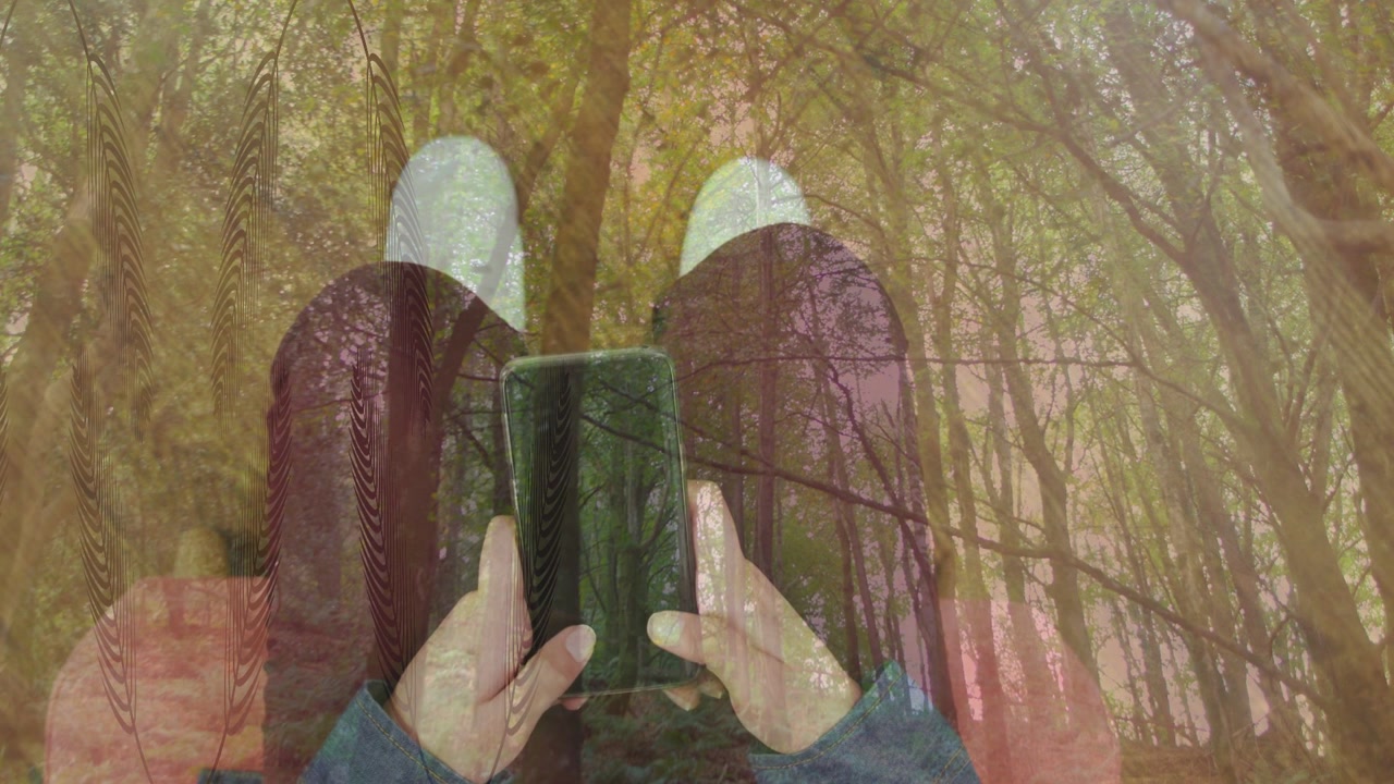 Donna seduta che tocca lo schermo del telefono, testa un'app sulla natura, con una sovrapposizione di foresta che si fonde sul grembo per la tecnologia.