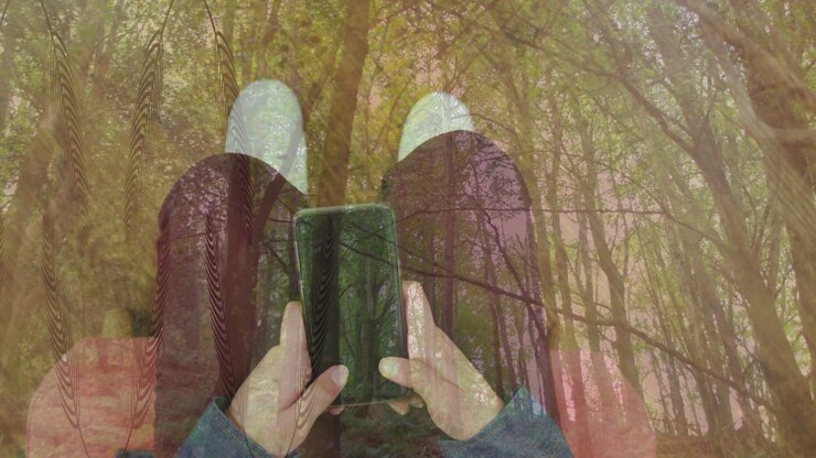 Donna seduta che tocca lo schermo del telefono, testa un'app sulla natura, con una sovrapposizione di foresta che si fonde sul grembo per la tecnologia.