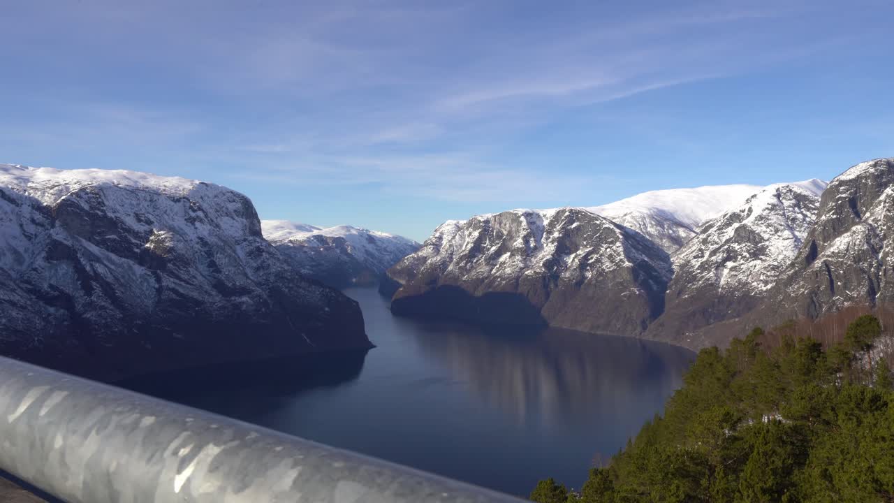 magnífica vista panorámica sobre aurlandsfjord en sognefjorden noruega - barandilla de stegastein vewpoint en primer plano