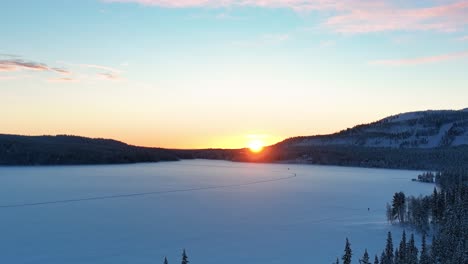 Amanecer-Sobre-El-Lago-Congelado-Y-Nevado-Pyhajarvi-En-Tampere,-Laponia-Finlandesa,-Finlandia