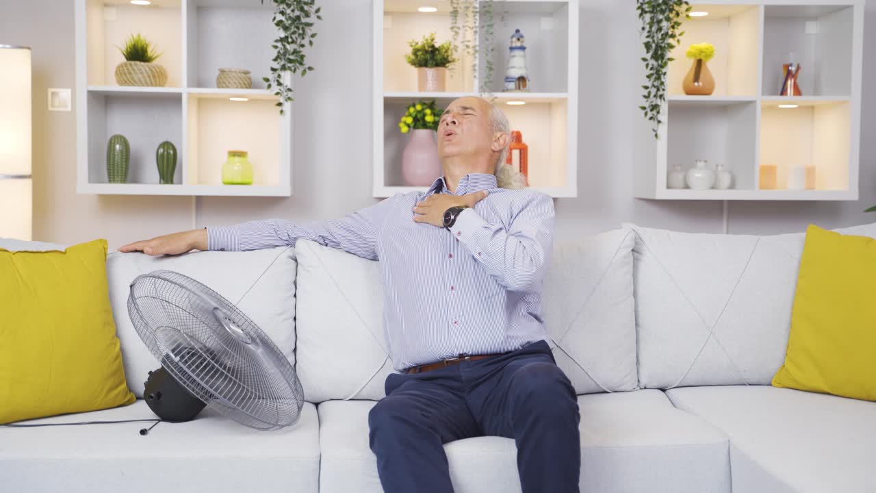 ⁇ 은이가 더위에 시달리고 있습니다. 여름의 온도입니다.