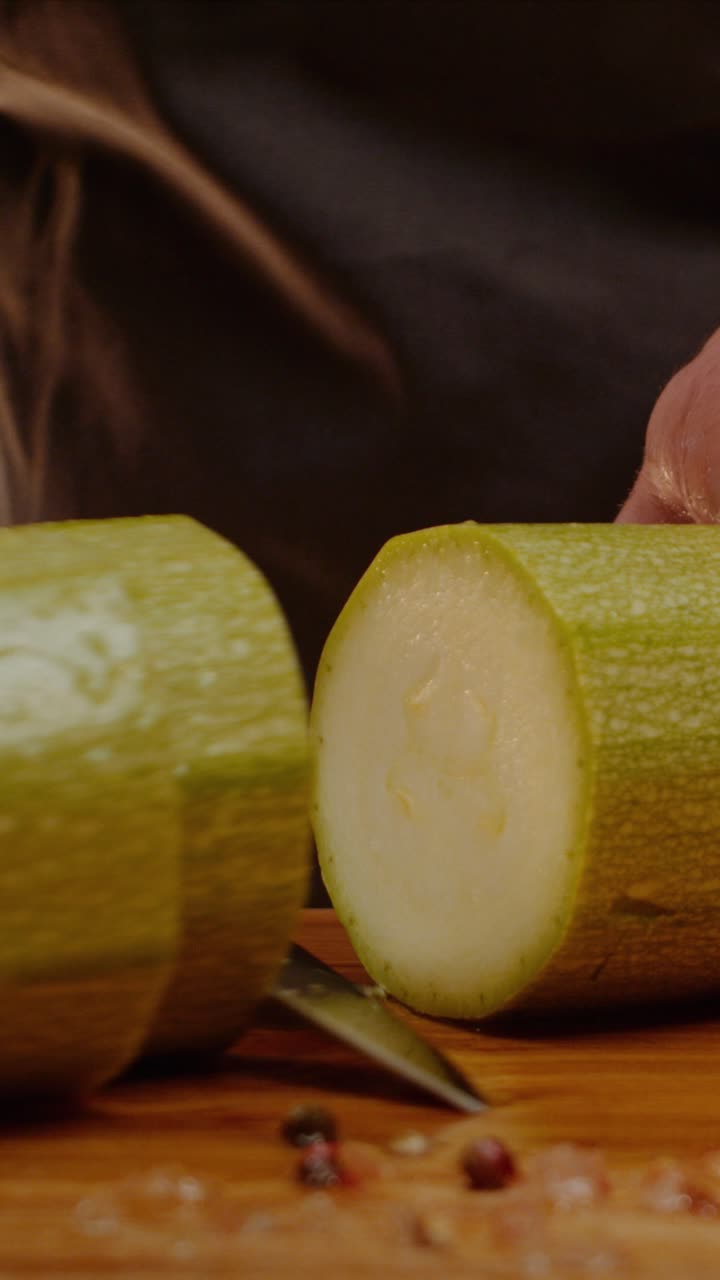 나무 테이블에 신선한 야채