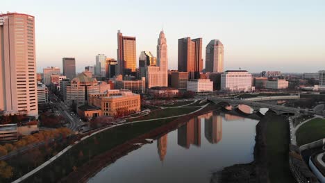 Horizonte-Del-Centro-De-Columbus-Ohio-Al-Atardecer---Dron-Aéreo