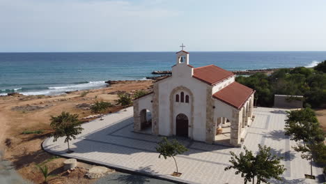 Imágenes-De-Aviones-No-Tripulados-De-La-Iglesia-Del-Lado-Del-Mar-De-La-Playa-De-Chipre