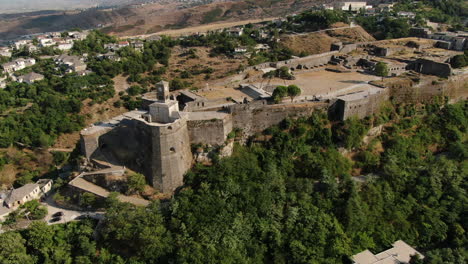 drone shot 4k del reloj del castillo de gjirokastrael castillo de gjirokastra es un castillo en gjirokastra, albania