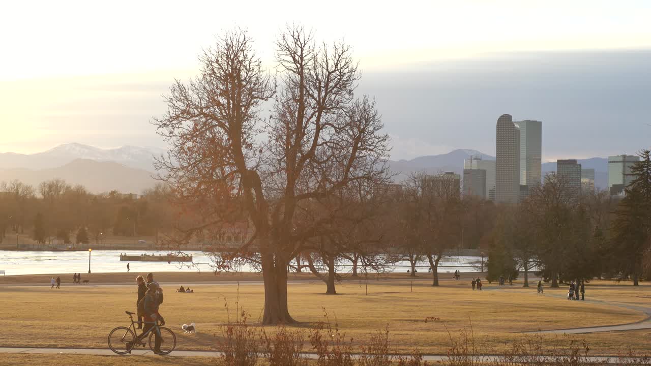 덴버 시내 공원에서 겨울에 볼 수 있는 스카이 라인 뷰
