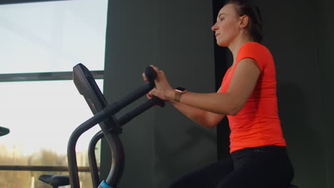 Mujer-Triening-Usando-Bicicleta-De-Aire.