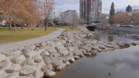 puxe para trás e sobre o rio truckee no centro de reno, nevada, em um belo dia de inverno