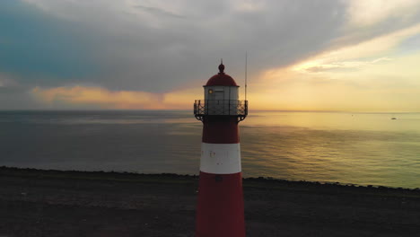 vista aérea escénica de un faro durante una puesta de sol vívida