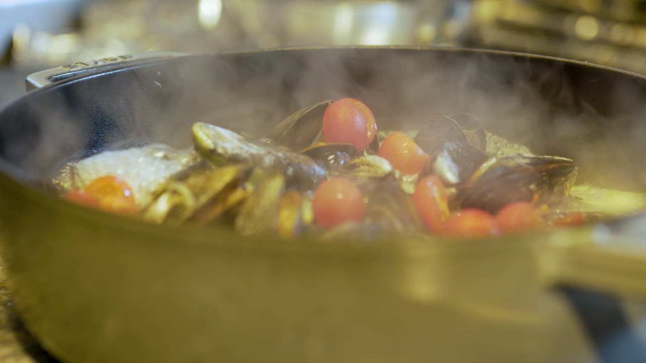 el cocinero cocina mejillones en la sartén 4