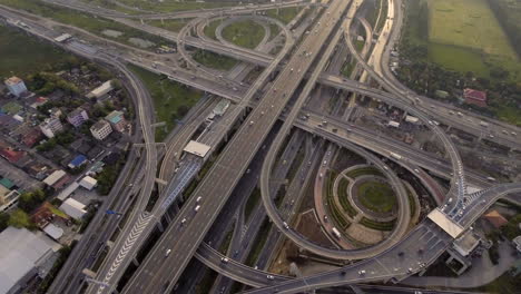 vista aérea del cruce de carreteras con tráfico urbano ocupado que acelera en la carretera