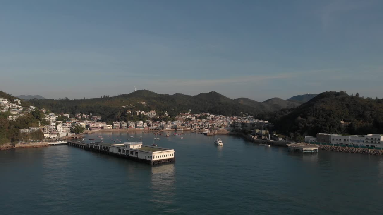 숨겨진 바다 만에 위치한 아름다운 해안 마을에 대한 공중 접근