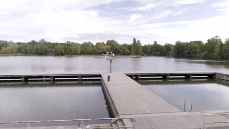 lago woog, luz del día con reflejo, piscina al aire libre de darmstadt, hessen, alemania