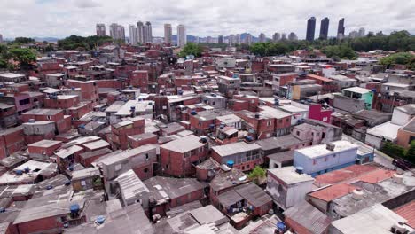 volar sobre una favela abarrotada de sao paolo en un día nublado con impresionantes imágenes de drones de 4k en movimiento hacia adelante