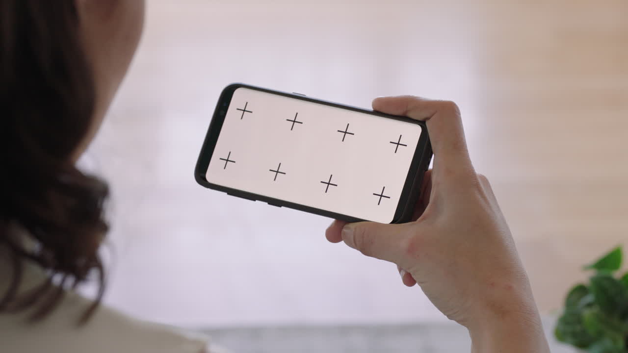 스마트폰을 사용하는 여성이 녹색 화면 엔터테인먼트를 시청하고 모바일 기술을 즐기고 수평 방향으로 크로마 키 디스플레이