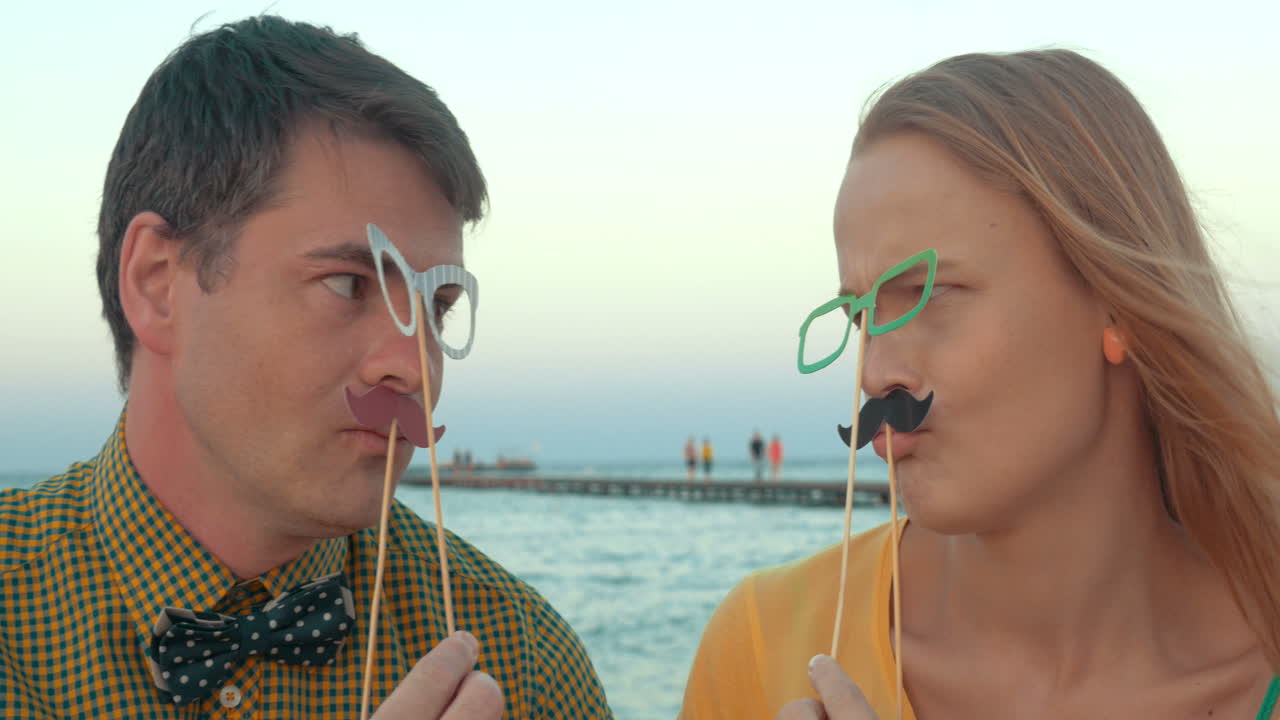 스터 스타일의 사람들이 야외에서 웃긴 얼굴을 하고 있습니다.