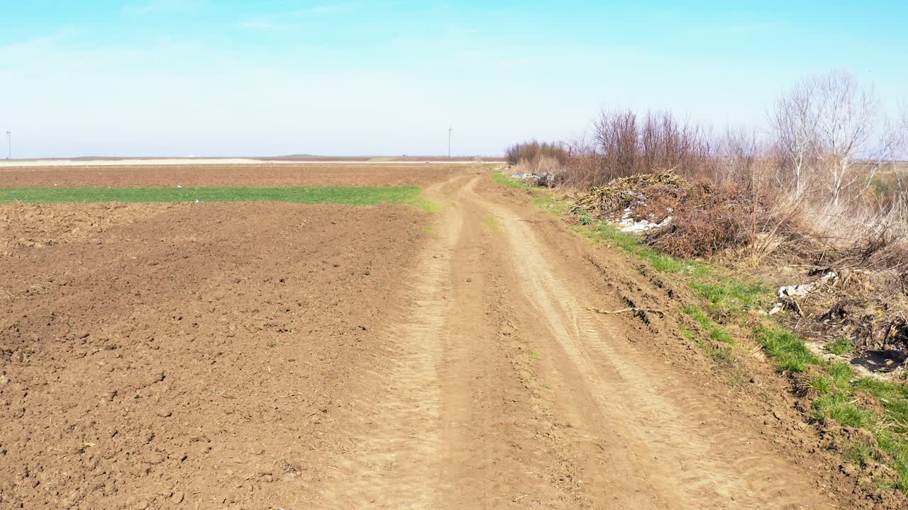 시골의 길에 있는 쓰레기, 공중 촬영