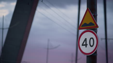 señal de advertencia de tráfico que limita la velocidad en la carretera de cerca. concepto de control de la carretera.