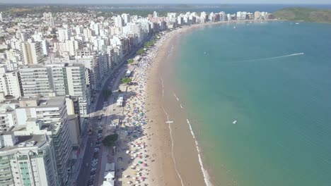 Toma-Aérea-Inclinada-Que-Muestra-El-Carnaval-En-La-Playa-De-Guarapari,-Espíritu-Santo