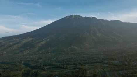magnífico dron de la naturaleza volando sobre el paisaje rural con vista a la montaña merbabu, indonesia