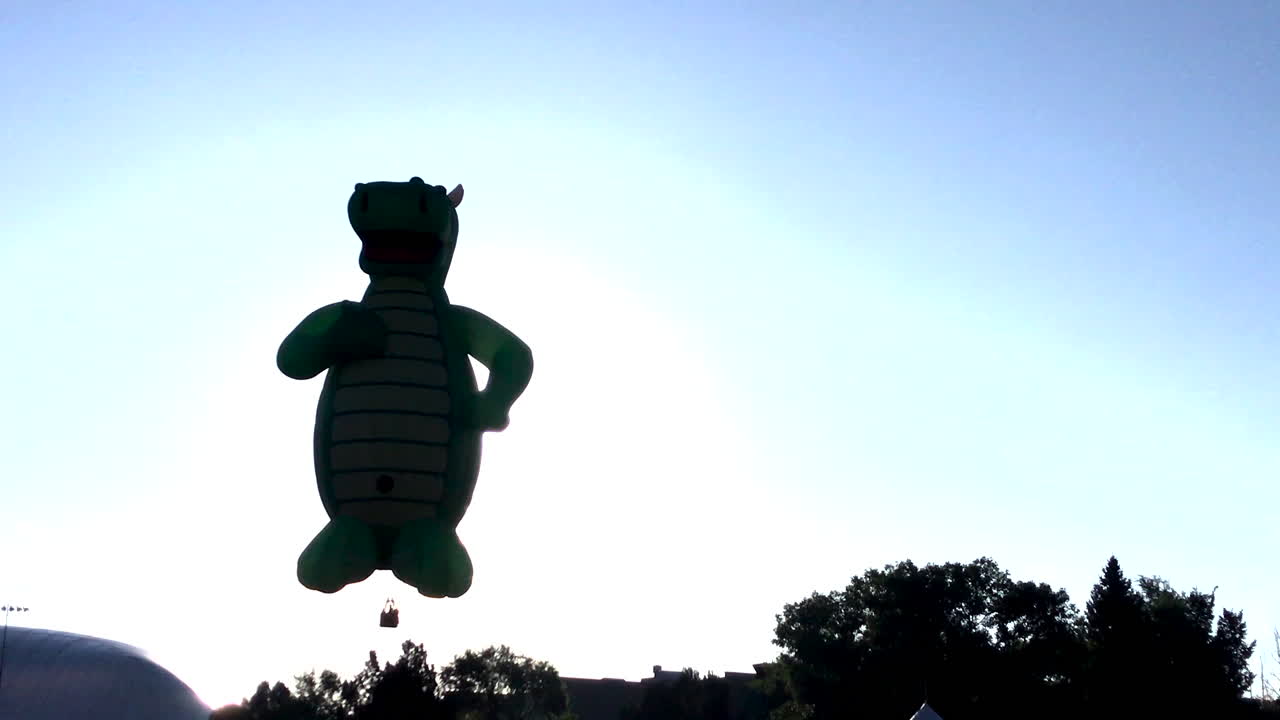 드래곤 풍선 이륙, 태양에 의해 silhouetted