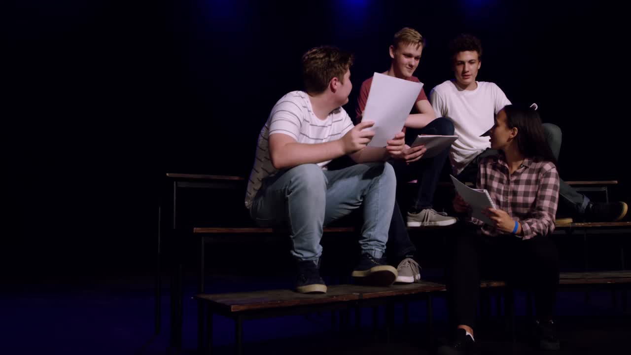 극장에서 리허설 하는 십대 들