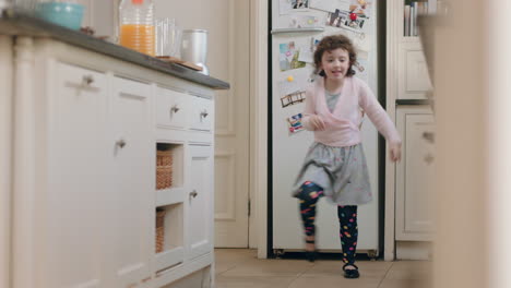 Niña-Feliz-Bailando-En-La-Cocina-Divirtiéndose-Haciendo-Movimientos-De-Baile-Divertidos-Disfrutando-El-Fin-De-Semana-En-Casa