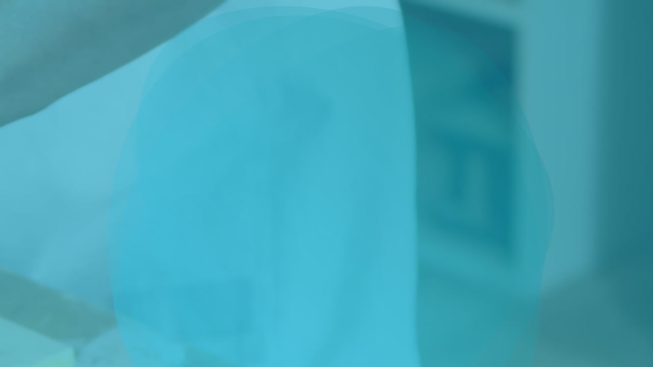 анимация земного шара над двухрасовым мужчиной, носящим умные часы