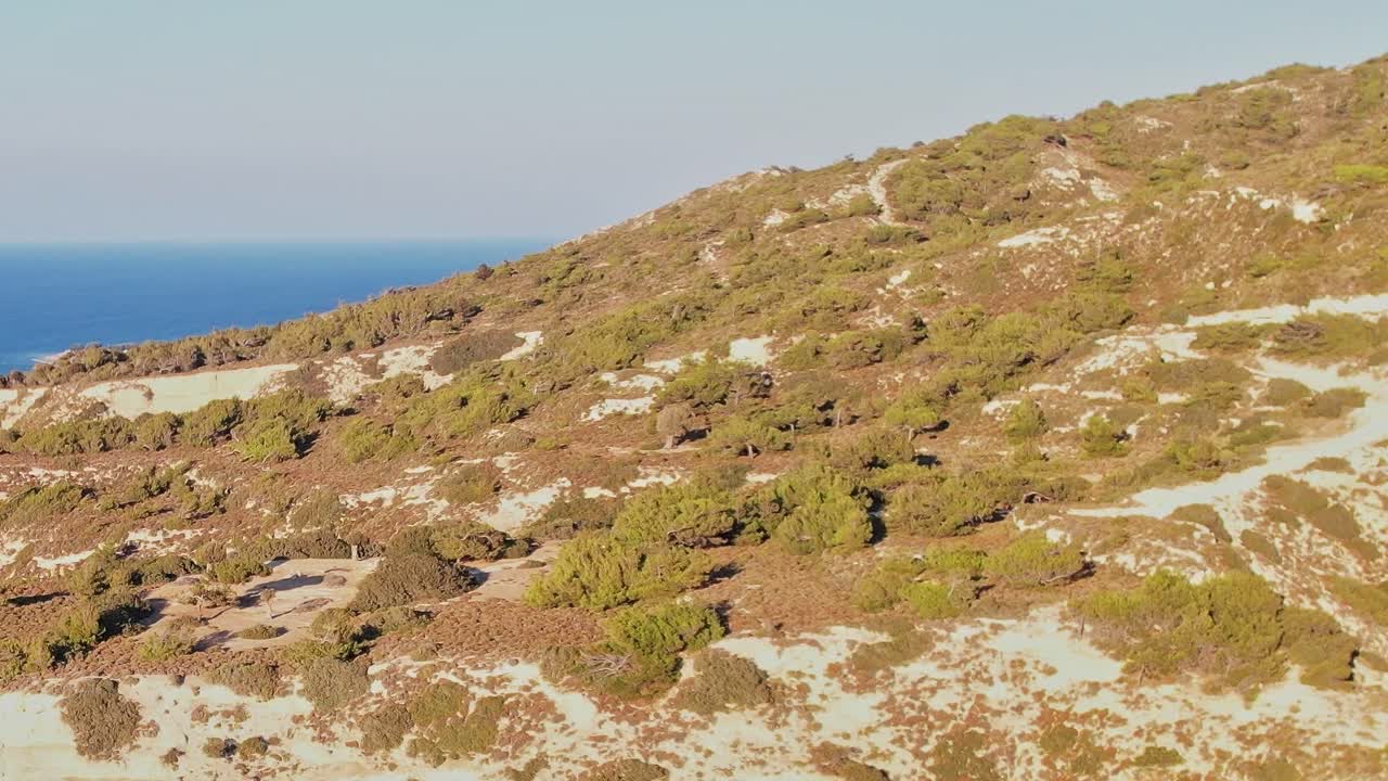 Vista da grama e das árvores em Rodes, na Grécia, perto do mar