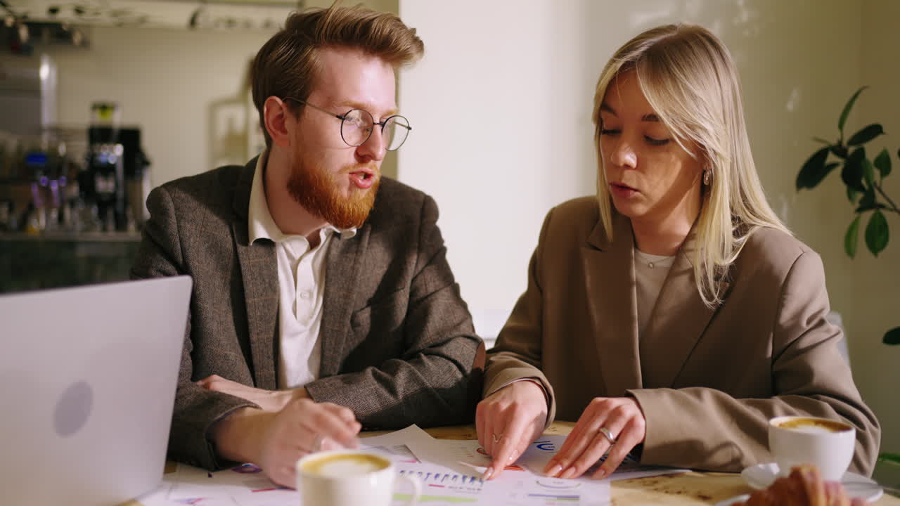 деловая встреча в кафе