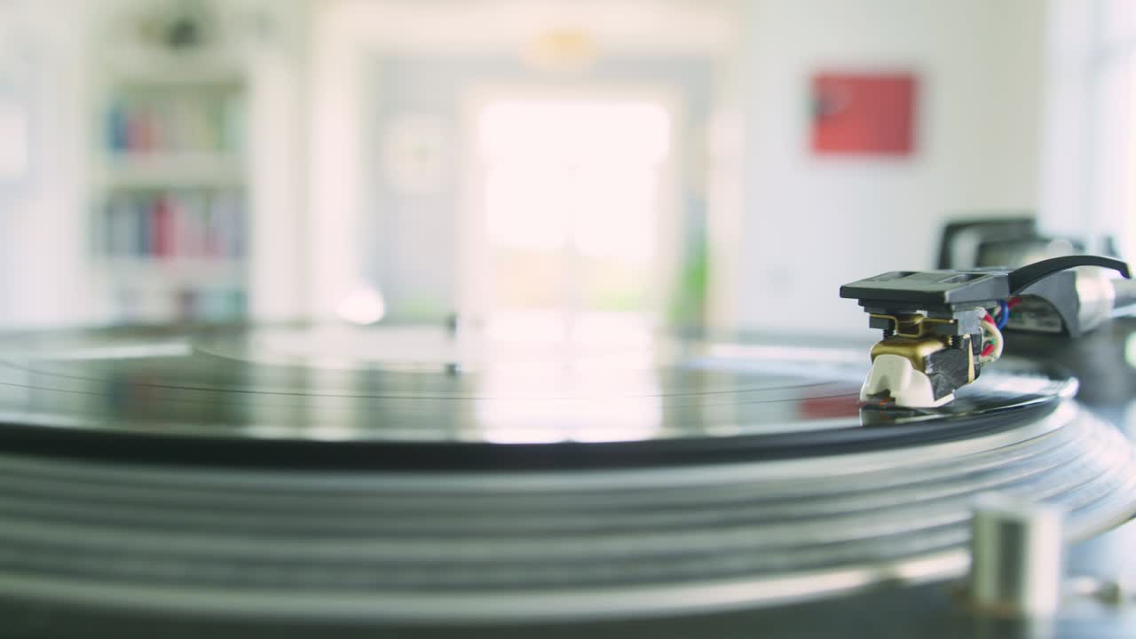 손가락의 클로즈업으로 스타일러스 바늘을 녹음합니다.